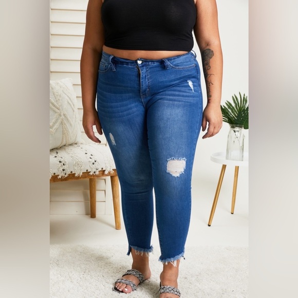 YMI Jeanswear Irene Frayed Cropped Jeans - Picture 6 of 9